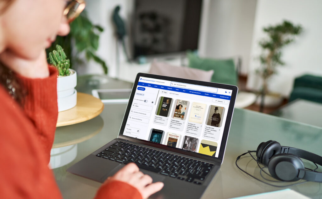 Kvinne foran PC med Nettbiblioteket