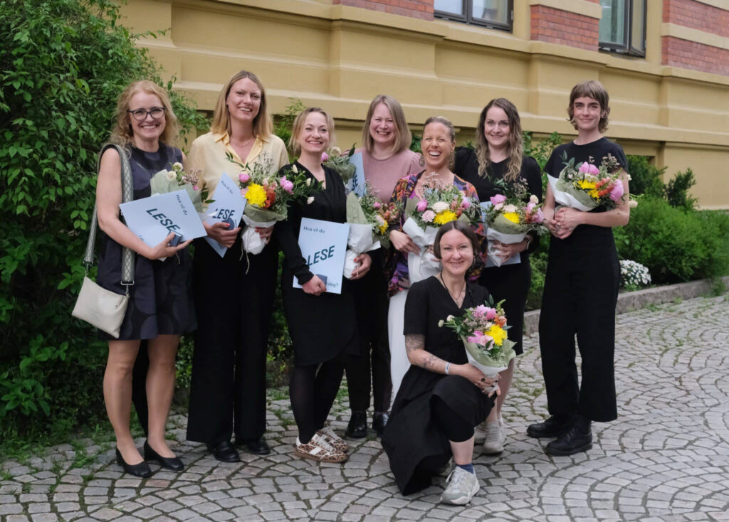 Vinnerne av Ordknappen-prisen med blomster i hendene.