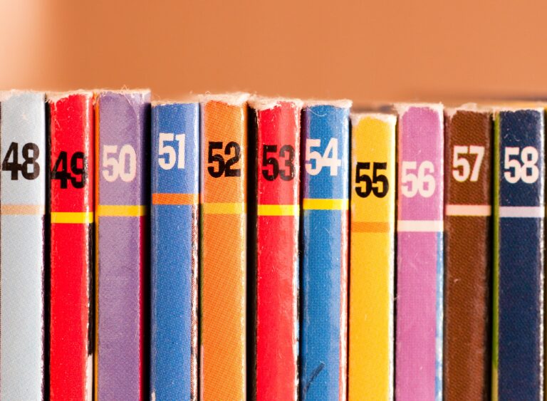 Bokrygger med nummerering fra 48 til 58