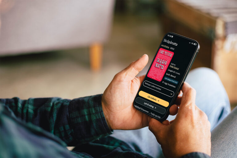 Hånd holder mobil med Tibi-appen