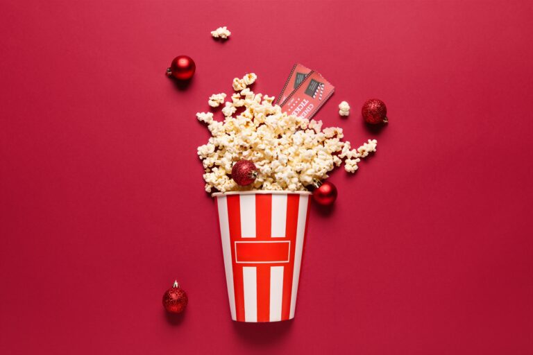 Bilde av popcorn i beger, dekorert med julepynt.