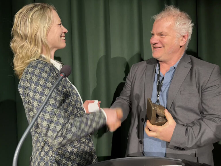 Arne mottar punktskriftprisen