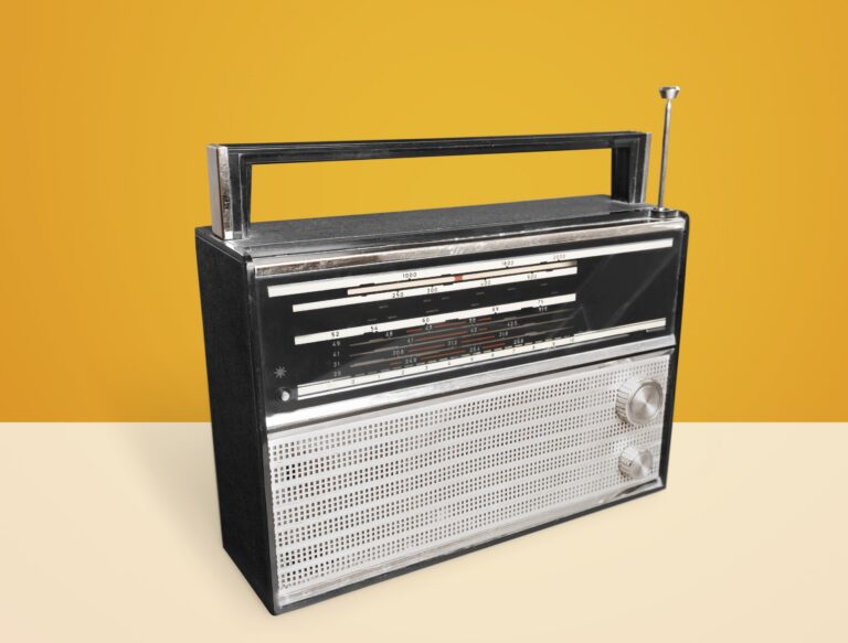 En eldre FM-radio mot gul bakgrunn.