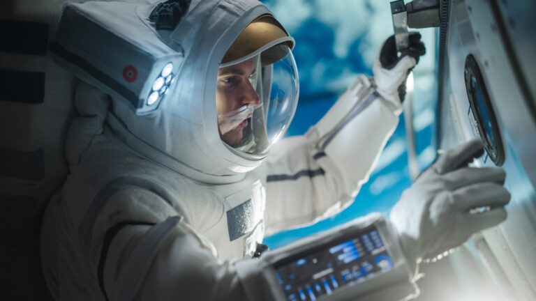 Nærbilde av astronaut i romdrakt. Foto.