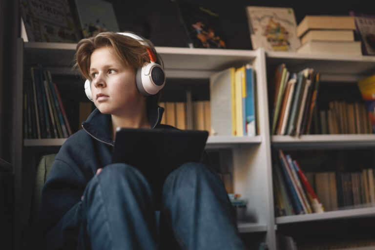 Skolegutt med hodetelefoner